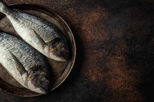 Бесплатное фото Рыба дорадо с ингредиентами на темном