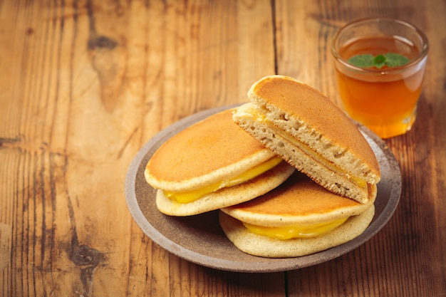 Foto gratuita pancakes dorayaki ripieni di cibo giapponese alla vaniglia.