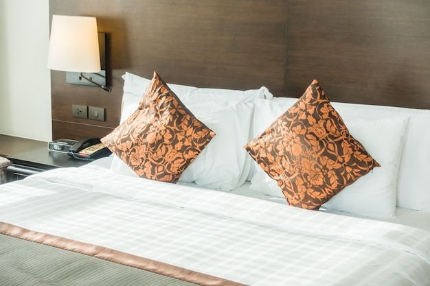 Бесплатное фото Двуспальная кровать с оранжевыми подушками