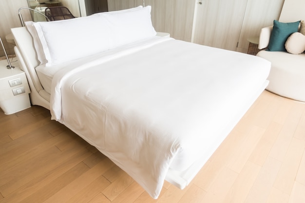 하얀 베개와 더블 침대