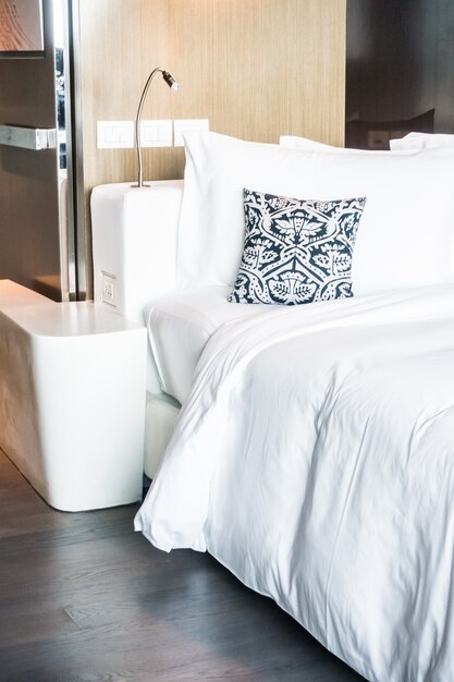 Двуспальная кровать с белыми подушками