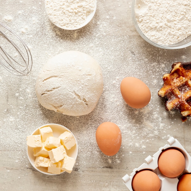 Foto gratuita uova di farina e gustosi waffle