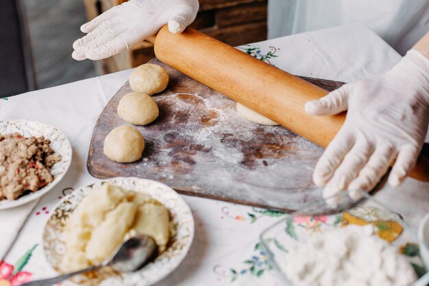 тесто мясной тесто в процессе приготовления теста на коричневом дереве деревенский стол