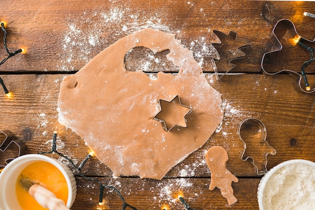 Free photo dough with forms for biscuits between flour