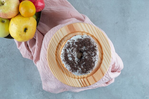 Foto gratuita ciambelle con crema al cacao sopra.