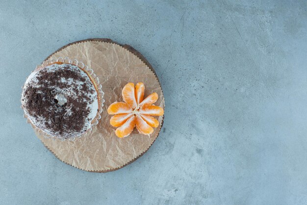 Free photo doughnut buns with cocoa powder on the top.