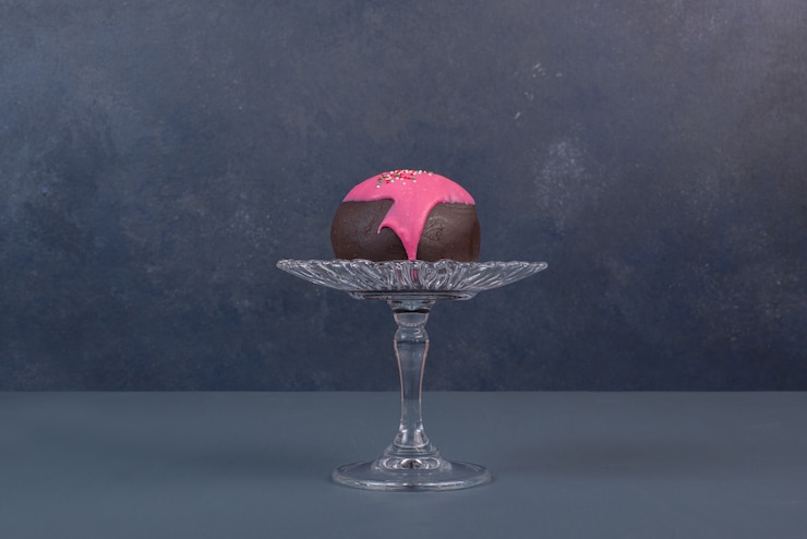 Free Photo doughnut on glass plate on marble background .