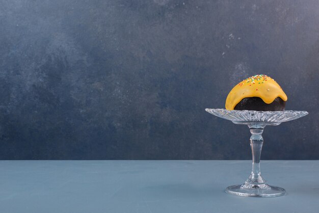 대리석 테이블에 유리 접시에 도넛.