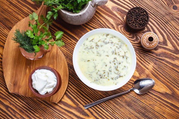 Традиционный суп Довга с зеленью и йогуртом сверху