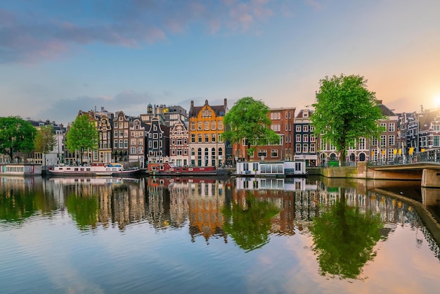 アムステルダム​の​ダウン​タウン​の​街並み​。​日没時​の​オランダ​の​街並み