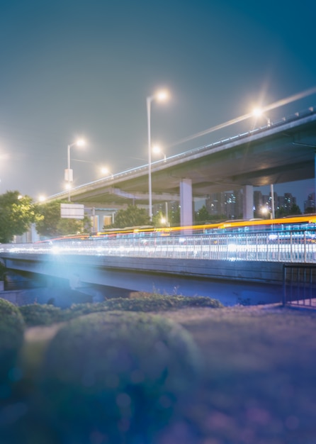 Foto gratuita centro città skyline lungo il fiume