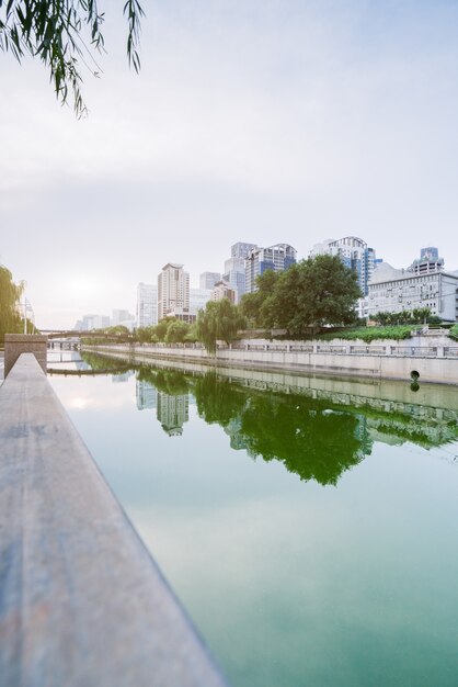 Городской горизонт города вдоль реки