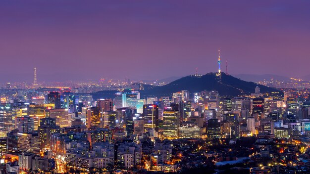 韓国、ソウルの夜のダウンタウンの街並み。