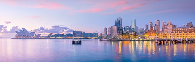 Центр города сидней на фоне линии горизонта в австралии от вида сверху в сумерках Premium Фотографии