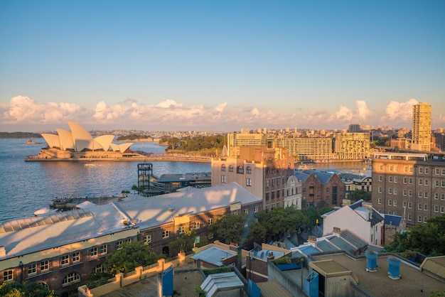 Центр города сидней на фоне линии горизонта в австралии от вида сверху в сумерках Premium Фотографии