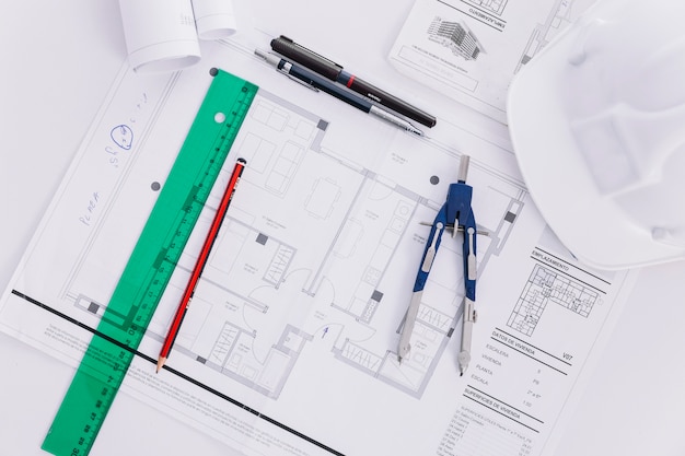 計画とヘルメットの近くの製図ツール