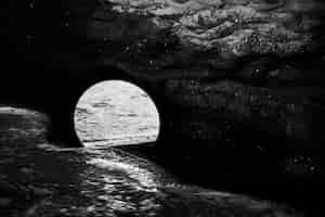 Бесплатное фото Драматический черно-белый морской пейзаж