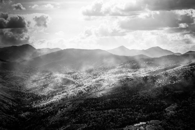Драматический черно-белый пейзаж с горами