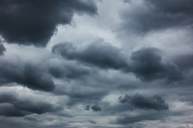 暗い劇的な空と雲 死と悲しい概念の背景 Cloudscape プレミアム写真