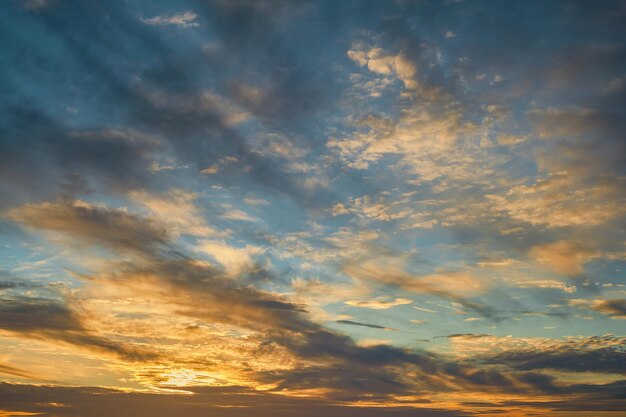 背景や画面の自然の休暇時間の雲の美しさと劇的な夕焼け空
