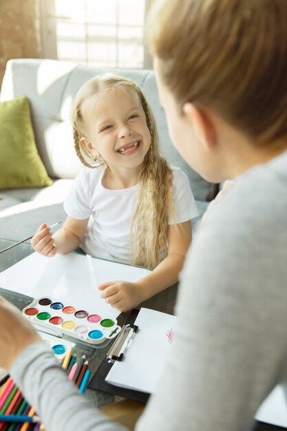 あなたの夢を描きます。女性の白人教師と小さな女の子、またはママと娘。