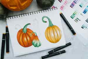 Free photo drawing halloween pumpkin using felt-tip pen