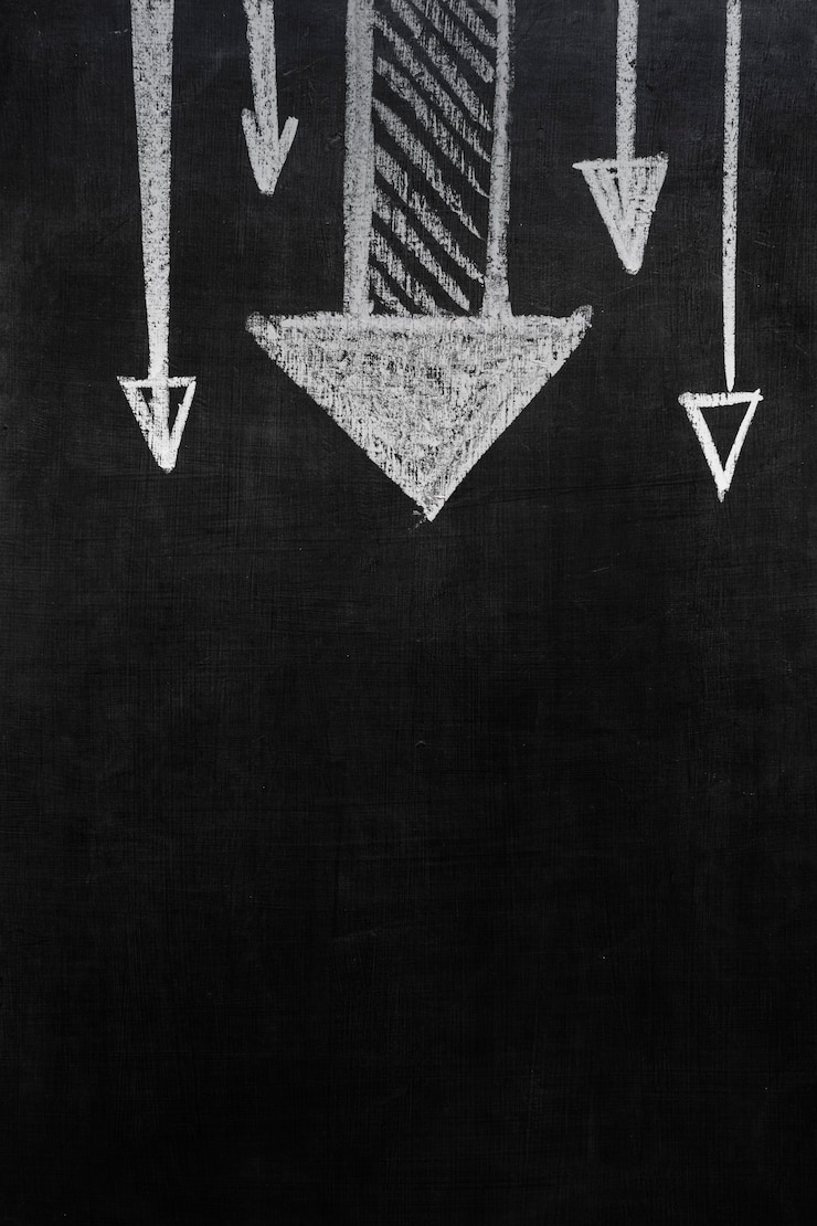 Free Photo drawn arrow pointing right on black background with copy space