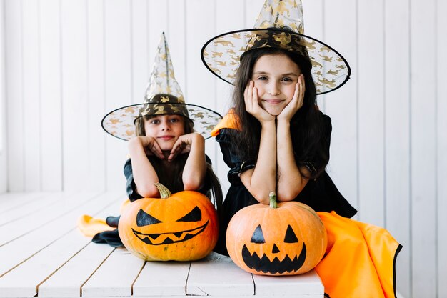 Мечтательные маленькие ведьмы на праздновании Хэллоуина
