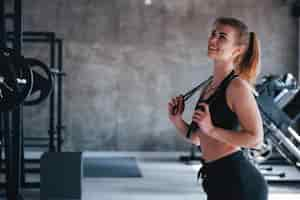 Foto gratuita sguardo sognante. splendida donna bionda in palestra durante il suo weekend