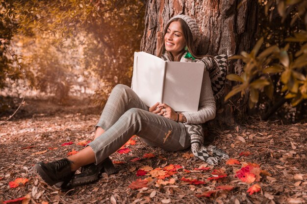 책 나무 근처에 앉아 꿈꾸는 여자