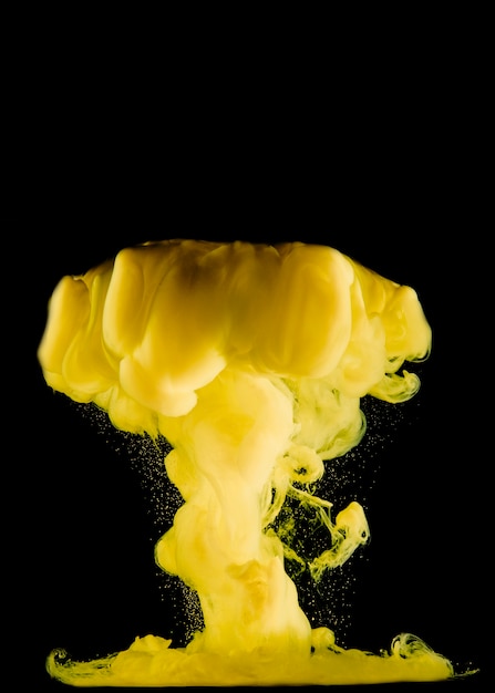 Foto gratuita dribble di colorante giallo