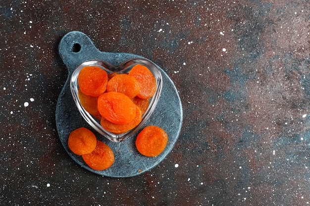 Free photo dried apricots with fresh juicy apricot fruits,top view