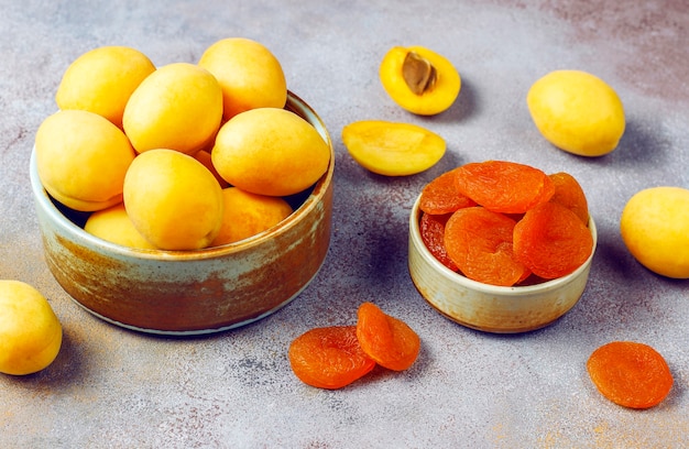 Free photo dried apricots with fresh juicy apricot fruits,top view