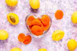 Free photo dried apricots with fresh juicy apricot fruits,top view