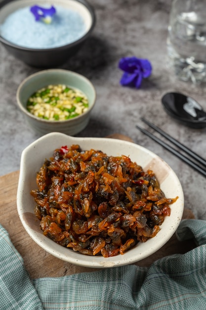 3 가지 맛의 소스를 곁들인 말린 조개, 찐 쌀 아시아 해산물 컨셉.