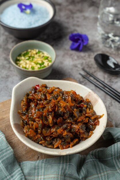 3 가지 맛의 소스를 곁들인 말린 조개, 찐 쌀 아시아 해산물 컨셉.