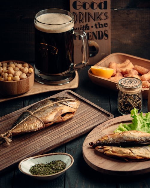 Бесплатное фото Сушеная рыба и бокал пива