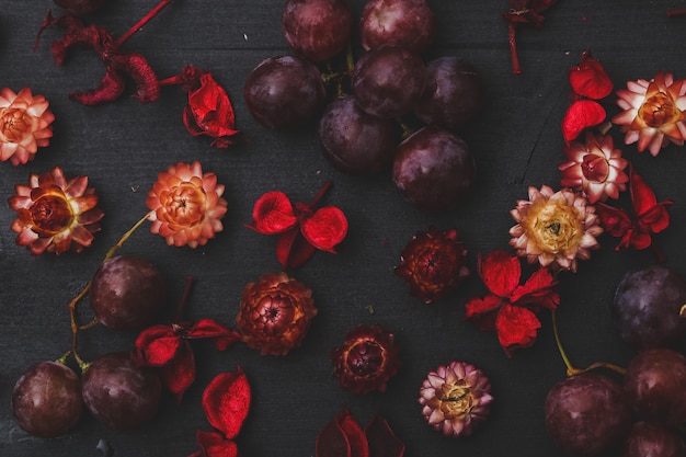 Dried flowers and grapes