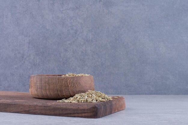 Сушеные зеленые семена аниса на блюде. Фото высокого качества