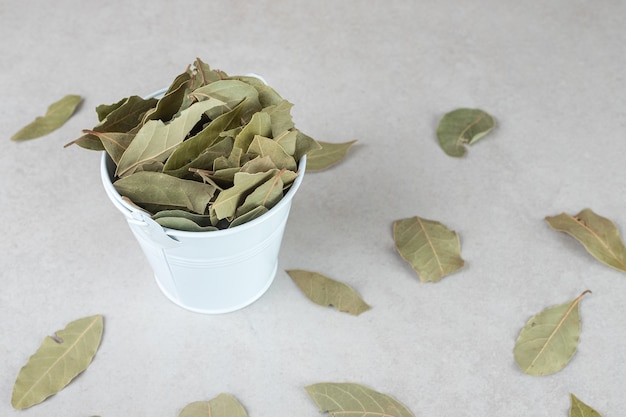 セラミックカップに乾燥した緑の月桂樹の葉。