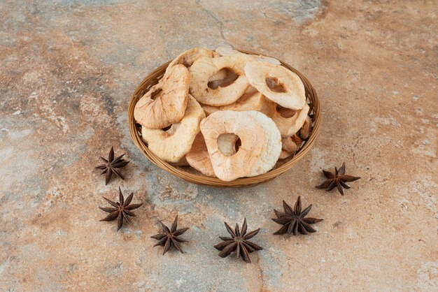 Free photo dried healthy apple in basket with star anise