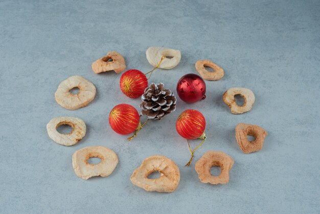 松ぼっくりとクリスマスボールで健康的な果物を乾燥させました。高品質の写真