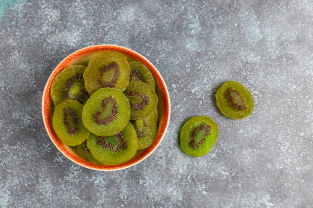 Free photo dried homemade kiwi fruit with fresh kiwi.