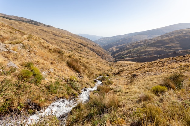 スペイン、シエラネバダ山脈のナシミエント川渓谷の乾燥した風景の眺め