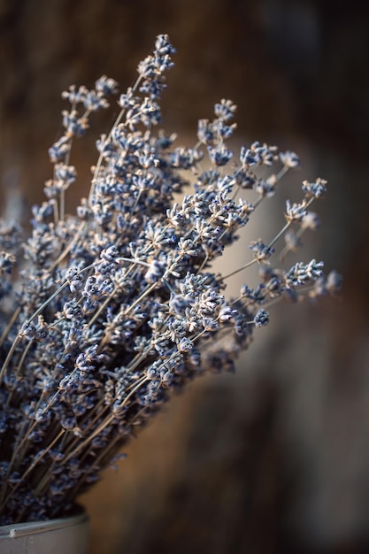 Free photo dried lavender flowers in a vase blurred background