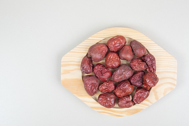 나무 접시에 말린 된 oleaster 과일