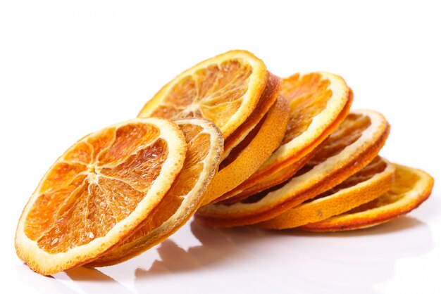 Сушеный апельсин на столе