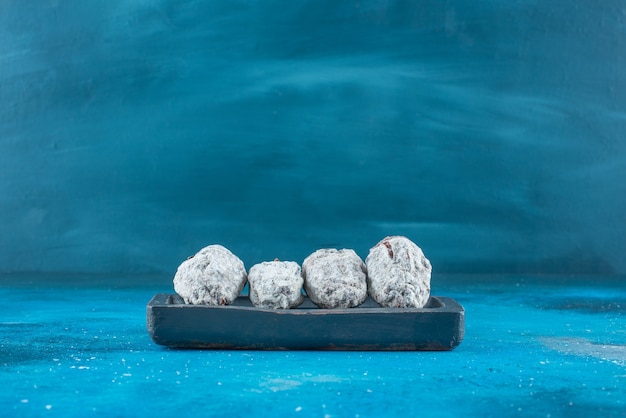 dried-persimmon-wooden-plate-blue-surface_114579-41121.jpg