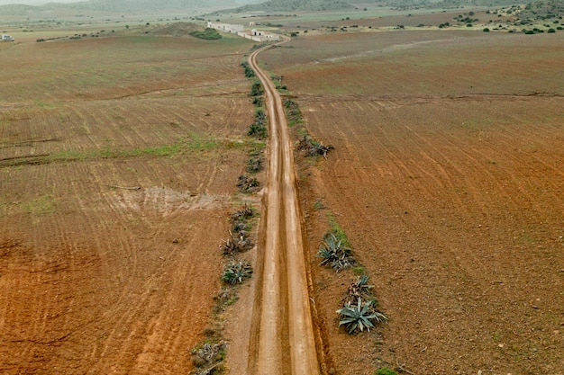 無人機によって撮影された道路で乾燥した平野