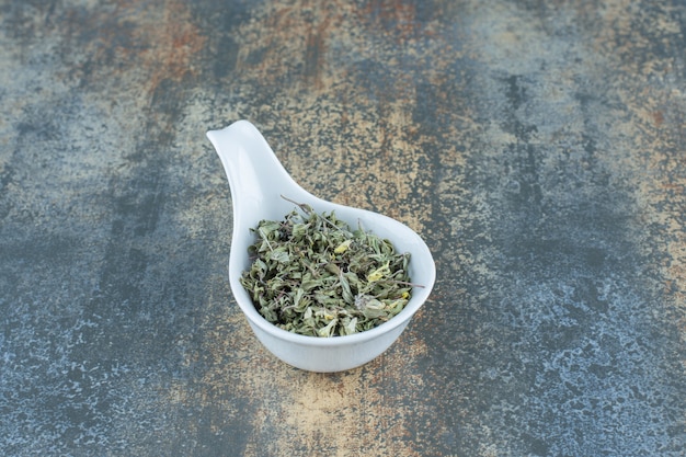 Free photo dried tea leaves in white bowl.